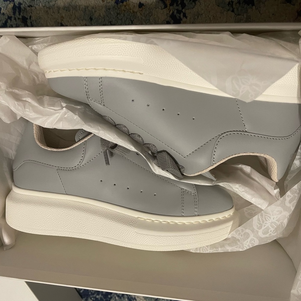 Grey Alexander McQueen - Picture 4 of 7